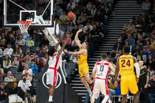 basketball player scoring